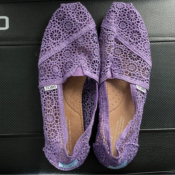 Adorable Lavender Lace Tom’s 8.5W - Picture 4 of 8